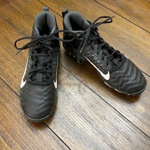 Nike ALPHA cleats boys size 5.5. Great condition.